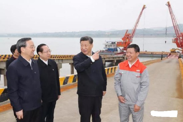 風(fēng)從虎，雨從龍，大大來了雨迎接！興發(fā)牛，大壩壯，主席來了宜昌亮！